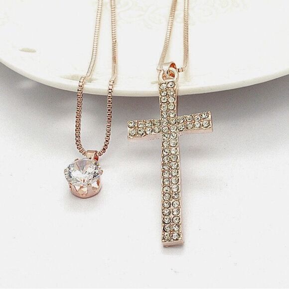 🌻 Betsey Johnson NEW stunning crystal cross necklace 🌻 - Picture 5 of 5